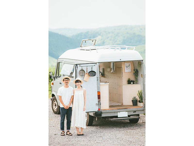 ミニマルだけど豊かな暮らしを送る、ジョニーさんとはる奈さん。