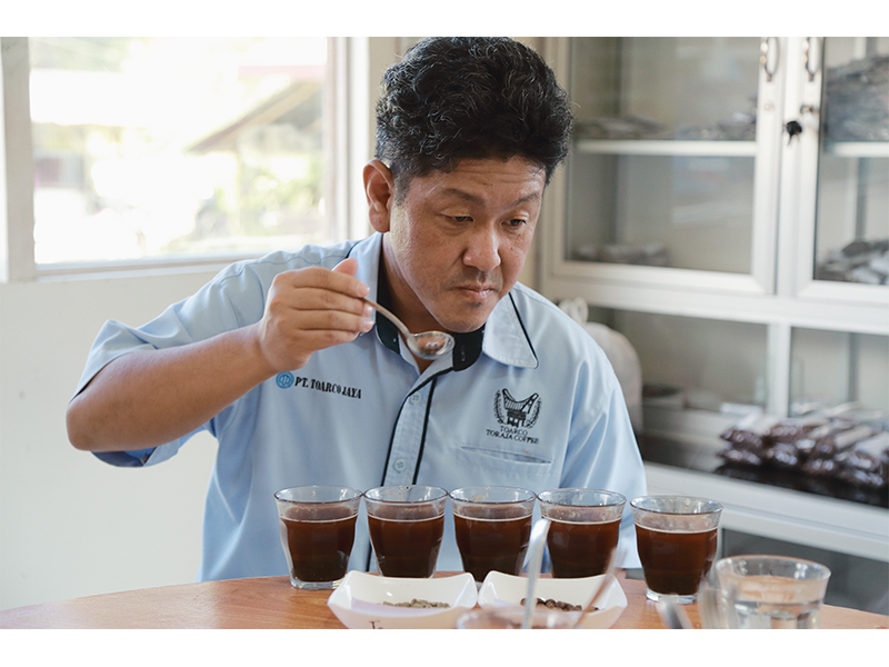 藤井宏和さんは、品質チェックのカップテストも担当する。