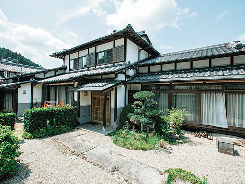 志歩さんたちが住むシェアハウスは、村内の立派な一軒家! 地域の人たちとホームパーティを開くことも多い。