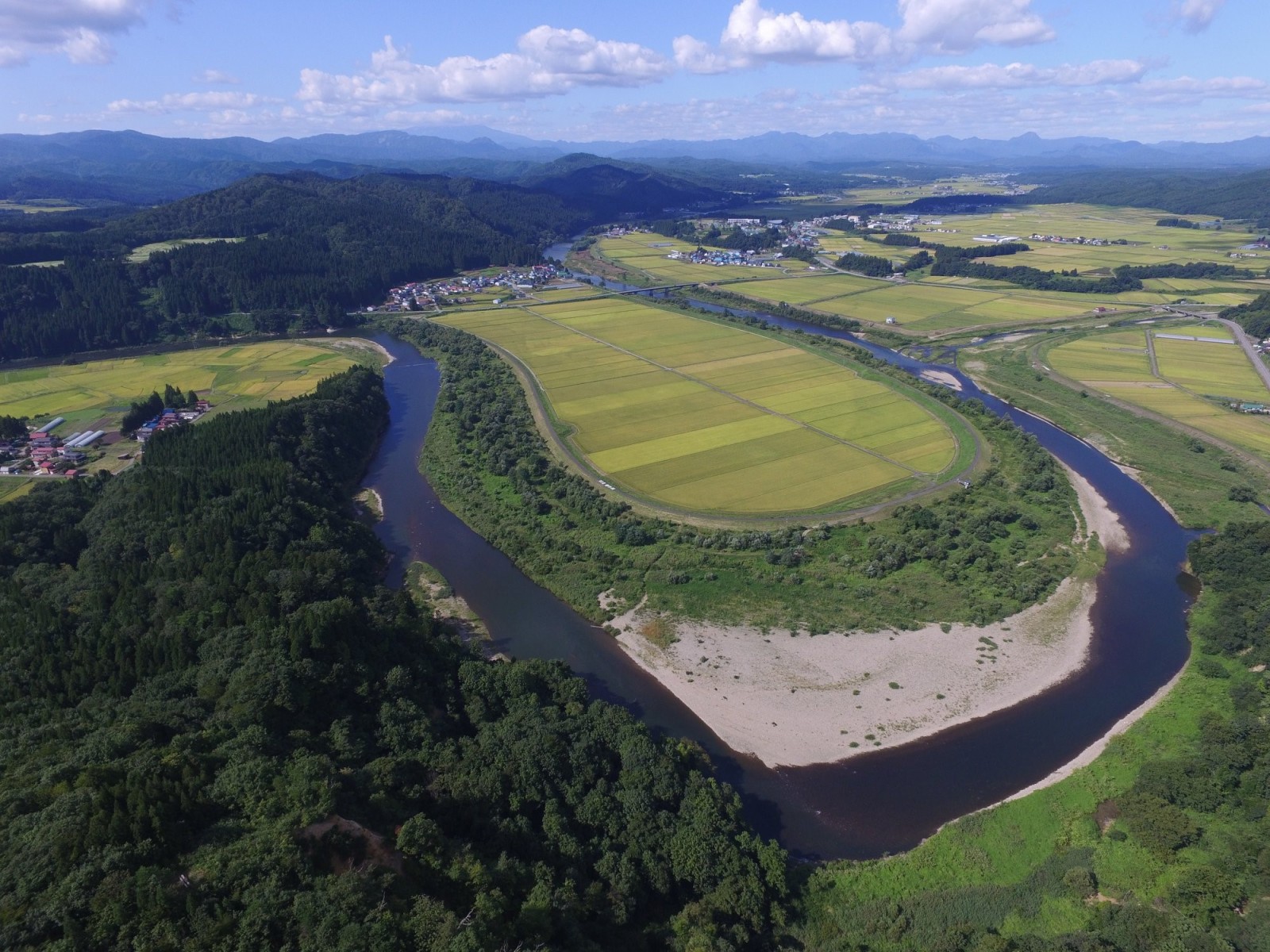 鮭川村のシンボルでもある一級河川「鮭川」の風景