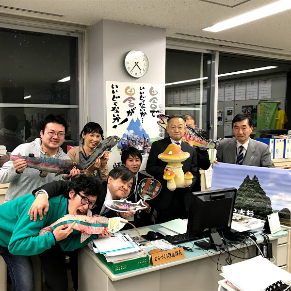 地域おこし協力隊の受け入れをしている鮭川村役場むらづくり推進課のアットホームな仲間たちとの写真