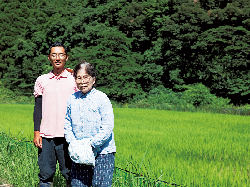 米もつくっている山田さん。田んぼを借りている伊藤英子さんと。