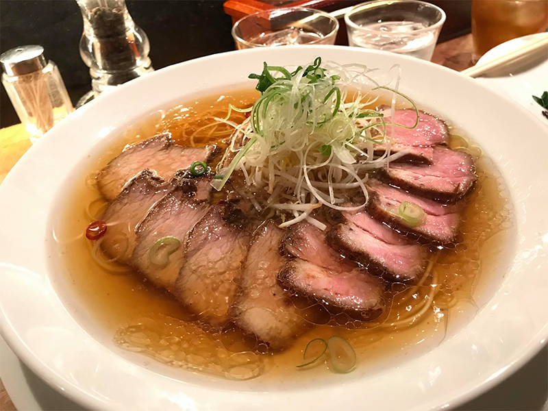 恵比寿にあるラーメン屋さん『すずらん』。少しお高めの価格設定だけど、すべてがおいしいオトナの味なので、ご褒美にたまーに食べに行きます!