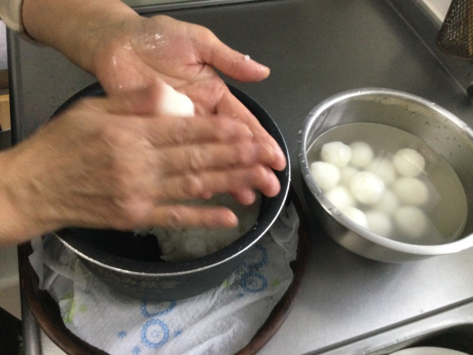 ご飯を丸める