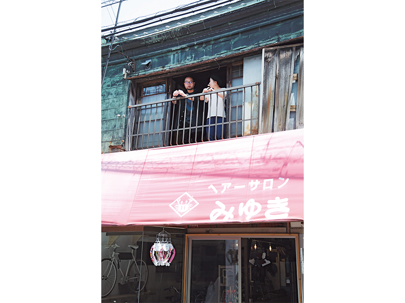 ハセガワさん(左)と冨樫さんがいるのは、鳩の街通り商店街にオープンした『伝所鳩』。『すみだの仕事』から派生したお店だ。