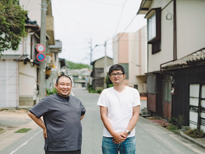 大島で谷口さん(右)を迎えてくれた田中さん(左)