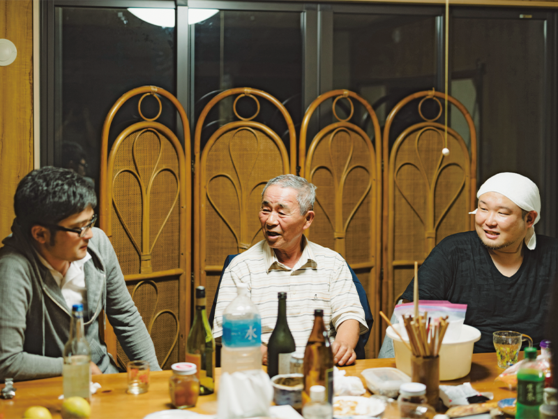 実行委員会終了後、『TOKAIYA』で飲んだ島民の河辺さん(写真中央)は谷口さんを「宗像の風雲児」と笑顔で呼ぶ。