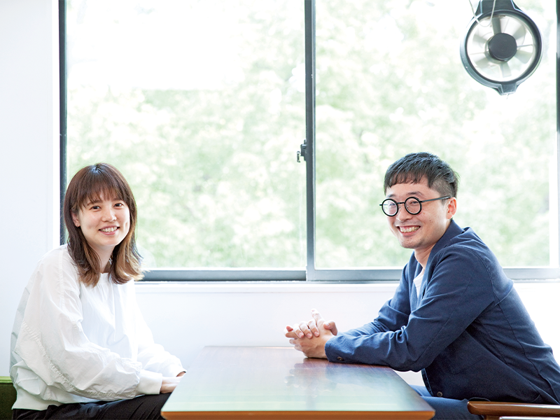 事務局長の古市邦人さん(写真右)とプログラム開発ディレクターの豊西梓さん。豊西さんは「ハローライフスクール」を受講し『HELLOlife』へ就職!