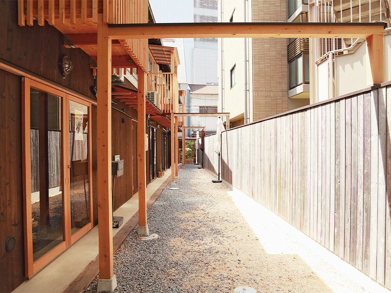 長屋の西側の裏庭は、定期イベント「露地庭市」などのメイン会場にもなる。