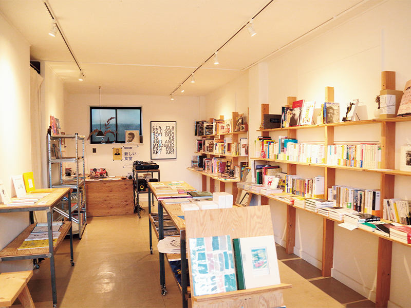 初めは「白い壁の本屋」(つまりイマドキのおしゃれすぎる書店)と少々警戒していた玲音さんも、すっかり常連に。