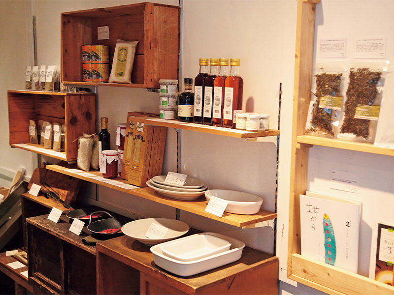 店内には吉田さんたちが自信を持ってオススメできる、食にまつわるあれこれが並ぶ。