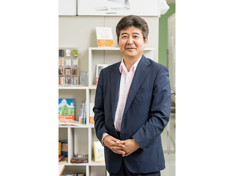 『ラグーナ出版』代表取締役の川畑善博さん。20歳代のときは、英米文学や思想分野の書籍を出版する東京の出版社で勤務していた。鹿児島県に戻ってきてからは精神保健福祉士として県内の精神科病院で働き、その後、『ラグーナ出版』を立ち上げた。