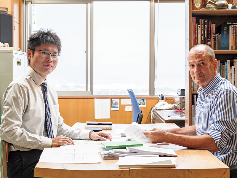 ジェフリーさんと共同で作業した中村優太さん(左)。ジェフリーさんの元・ゼミ生で大学の卒業生だ。