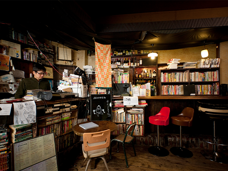 営業代行の仕事を続けながら店を切り盛りする門田さん。