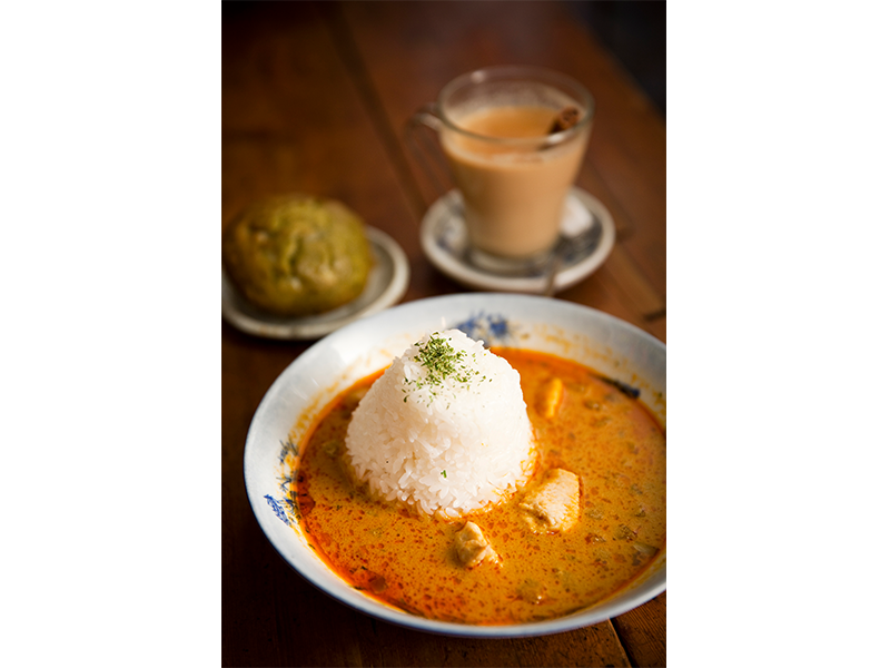 『よるのひるね』は本が読めるカフェ&バー。門田さんは料理も上手だ。タイカレーのレッドと抹茶マフィン、チャイを注文し、おいしく味わった。