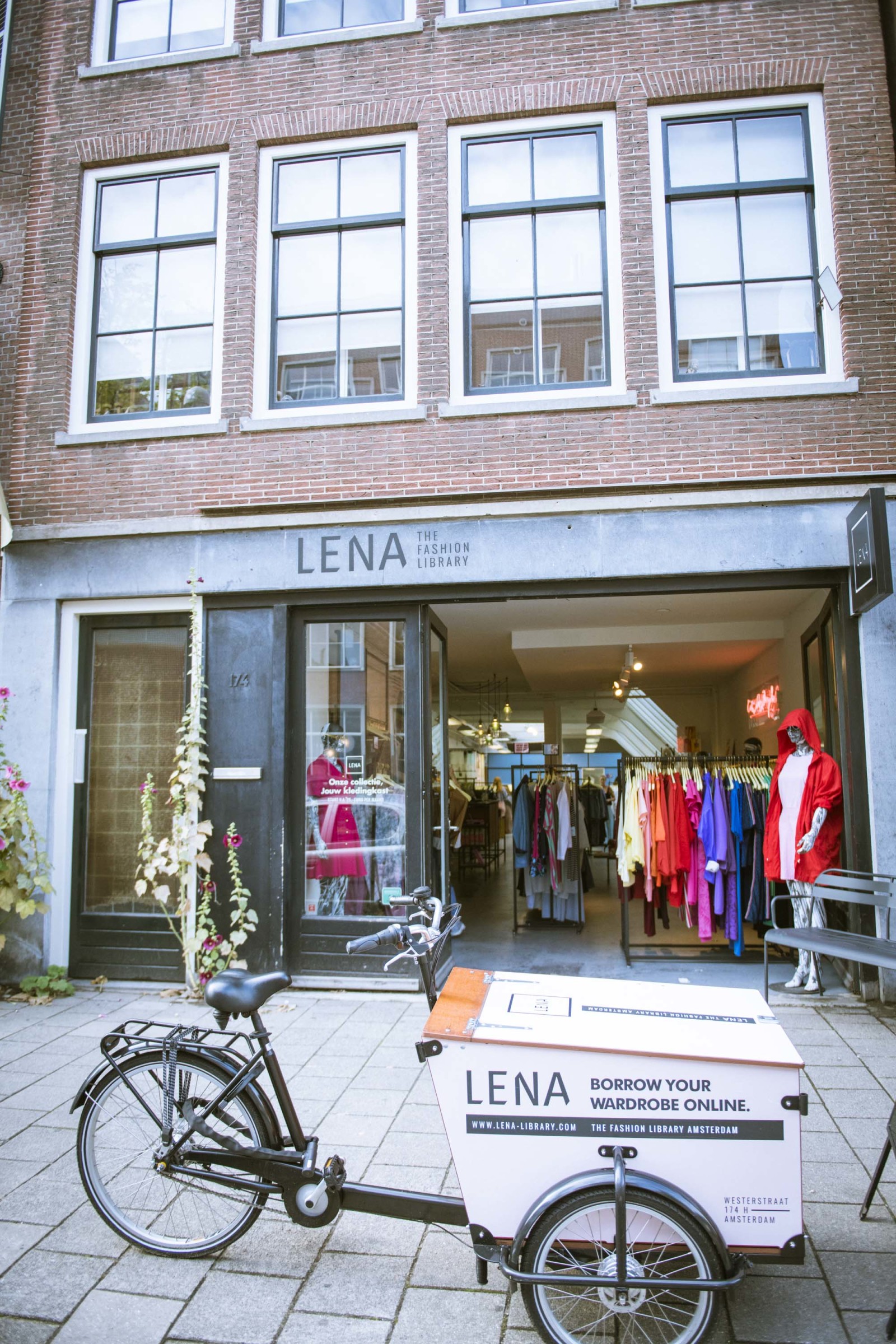 『LENA the fashion library(レナ・ザ・ファッションライブラリー)』。アムステルダムには洋服のシェアリングサービスも。日本でも同様のサービスが増えている。