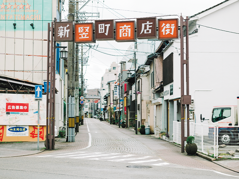 入り口のゲートサインがレトロな新竪町商店街。山崎さんがいなくても、「ミスター神保町」、故八木福次郎氏の名にあやかった看板猫の福次郎が温かく出迎えてくれる。