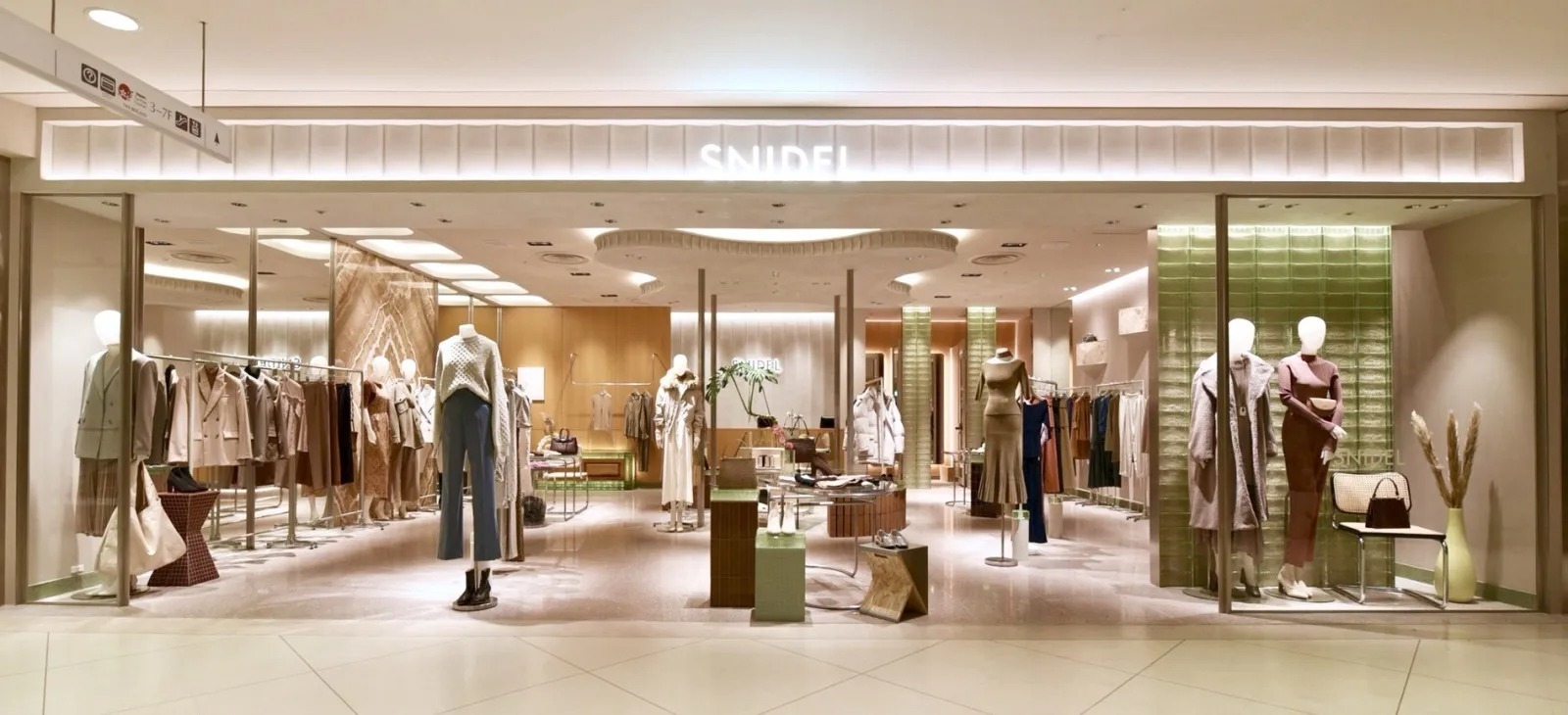 店舗自体の素材が80%以上サステナブル素材でできているスナイデルルミネ新宿店。