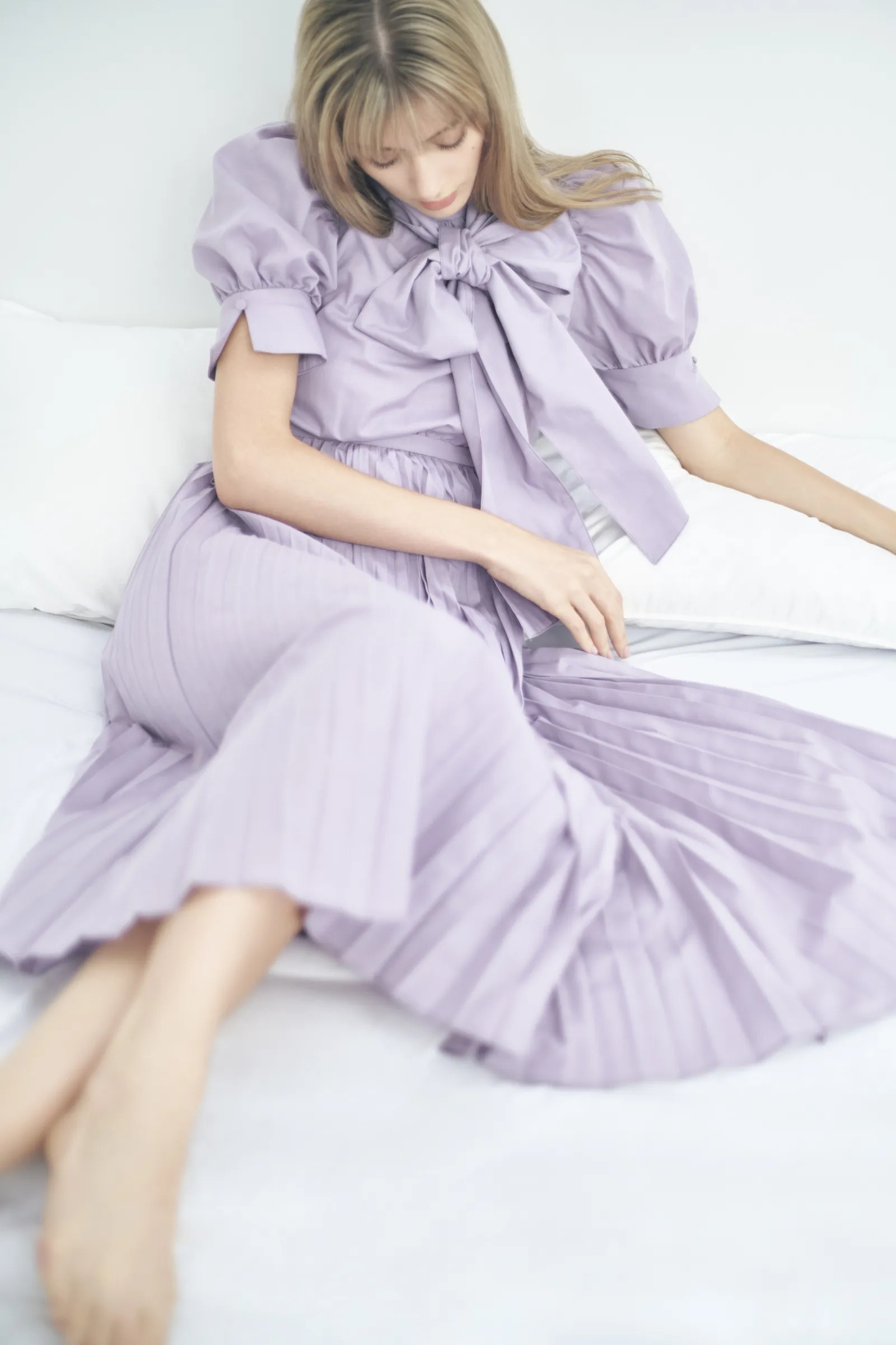 100%リサイクル素材でできているというドレスは、50%以上が再生ポリエステル、さらには使用済みペットボトルなども用いられている。風合いや光沢、軽量感などのクオリティも高く、高品質に仕上がっている。