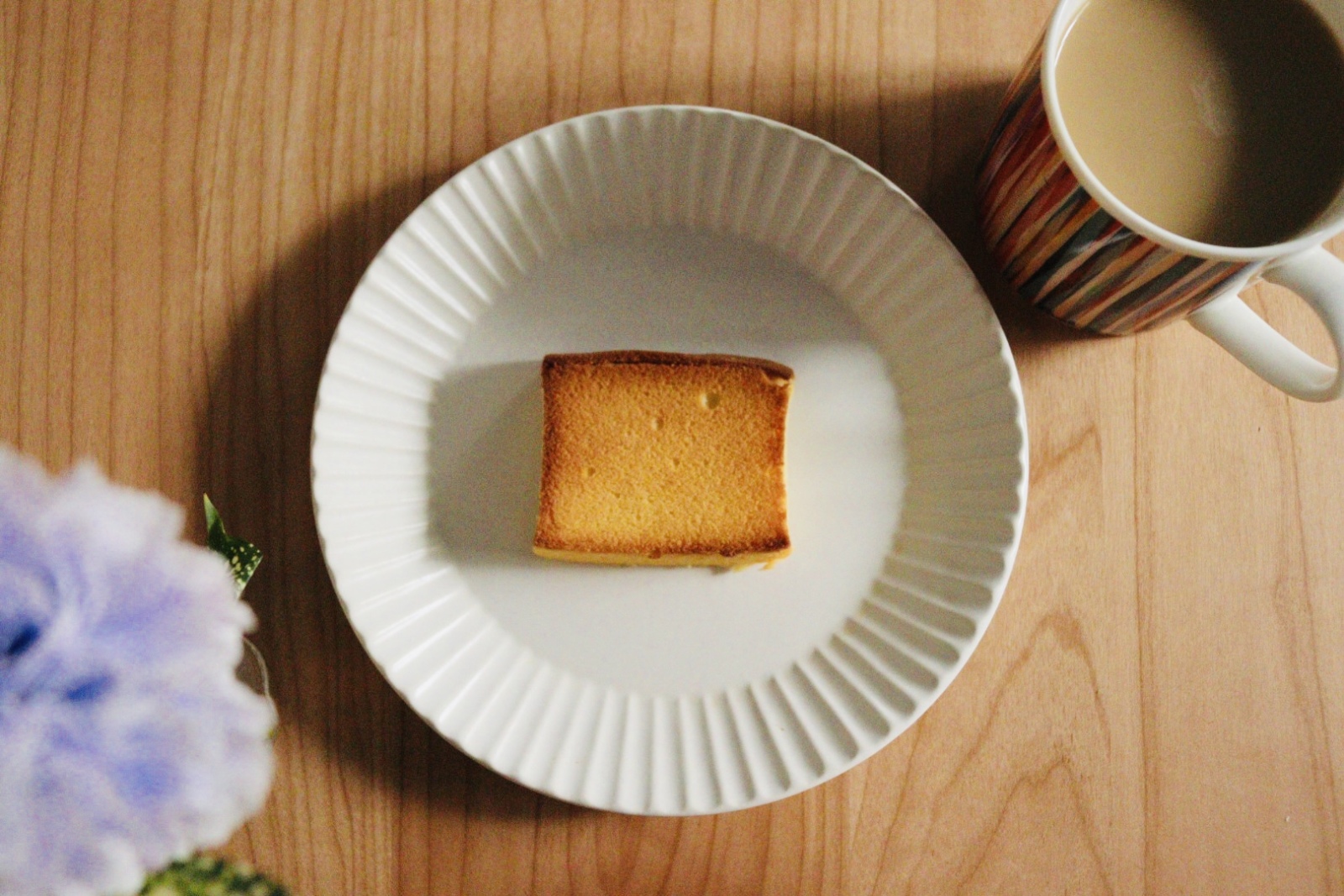 バターケーキと花