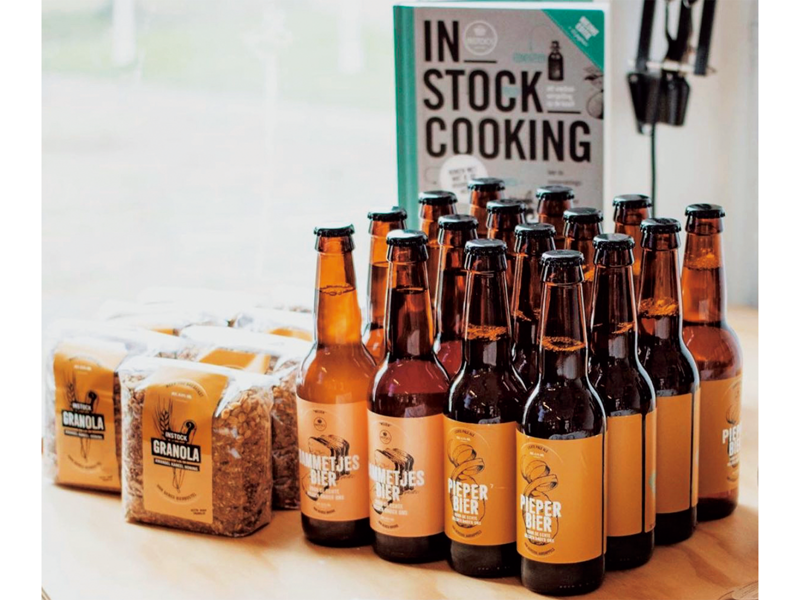 『Instock』オリジナルのビール、グラノーラ、書籍。