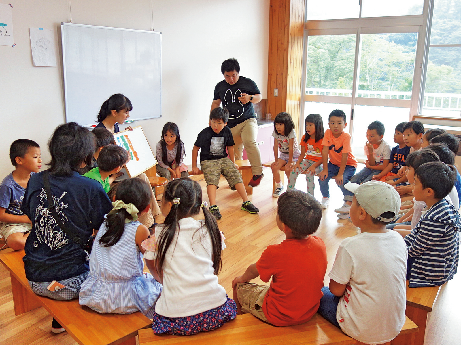 今年4月に開校した長野県・佐久穂町の『大日向小学校』。約70名の児童が全国から集まった。校舎は地域にあった建物をリノベーション。清々しい雰囲気の学び舎で、日本初の試みが日々行われている。
