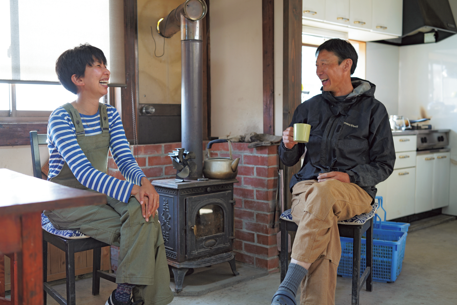 母屋とは別に、庭には土間のある小屋がある。簡素だが暖炉と大きなテーブルが印象的な、素敵な空間だった。