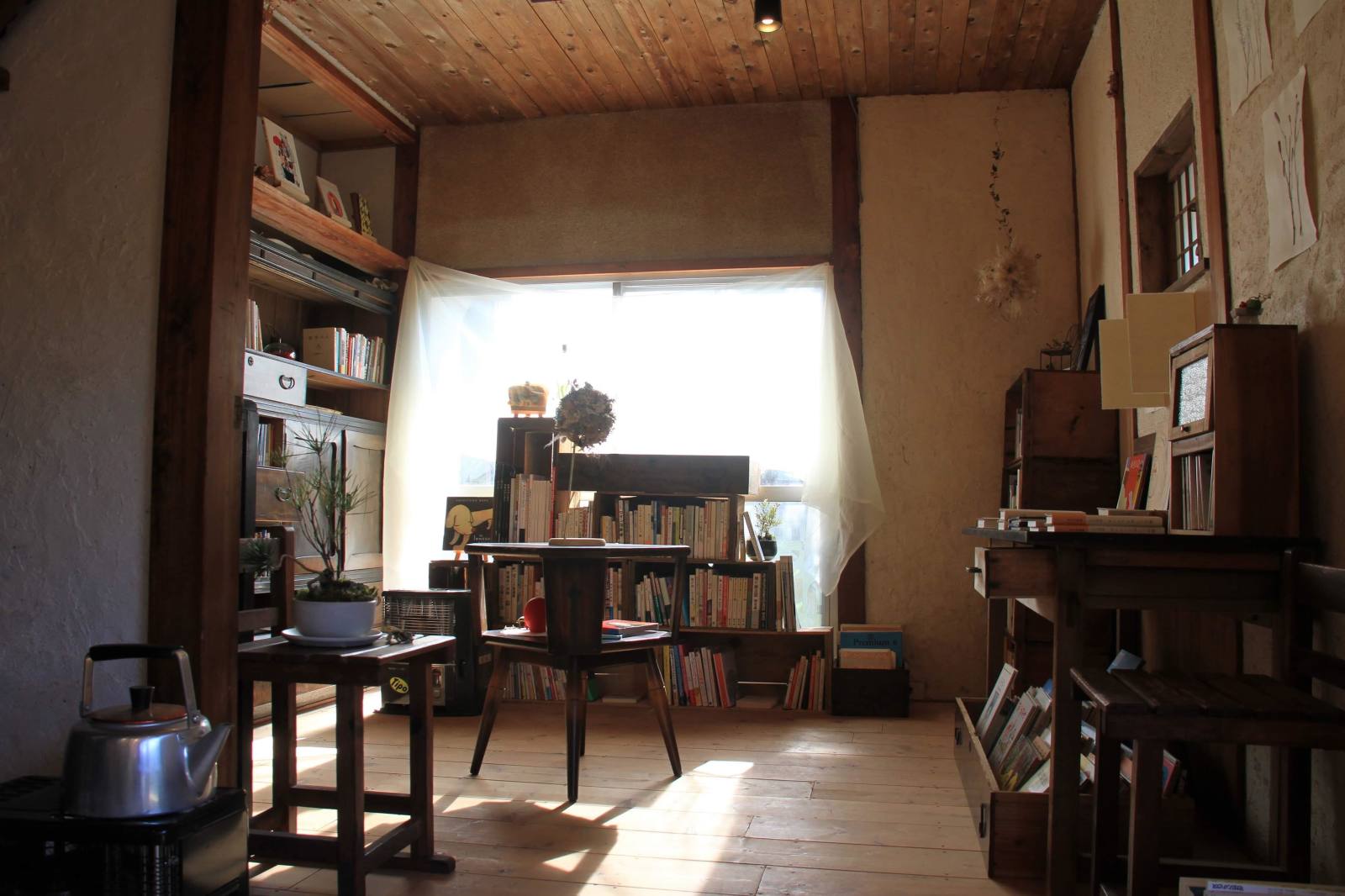 読×舎(ヨミカケシャ)店内
