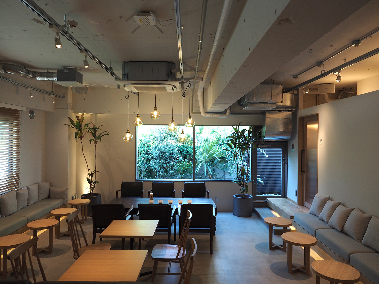 緑あふれる店内は、プラントハンターの西畠清順さんプロデュースによるもの。約50席。