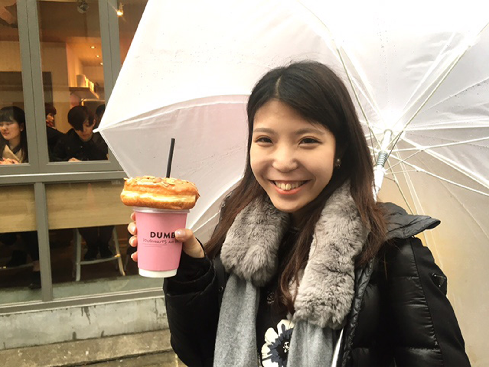 先日、DUMBO Doughnutsand Coffeeに行った日は、生憎(あいにく)の雨。でも、ドーナツonコーヒーなら、傘を差しながらでもフォトジェニック!