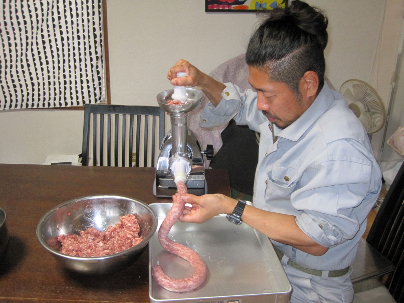 自家製ソーセージを作る森田さん