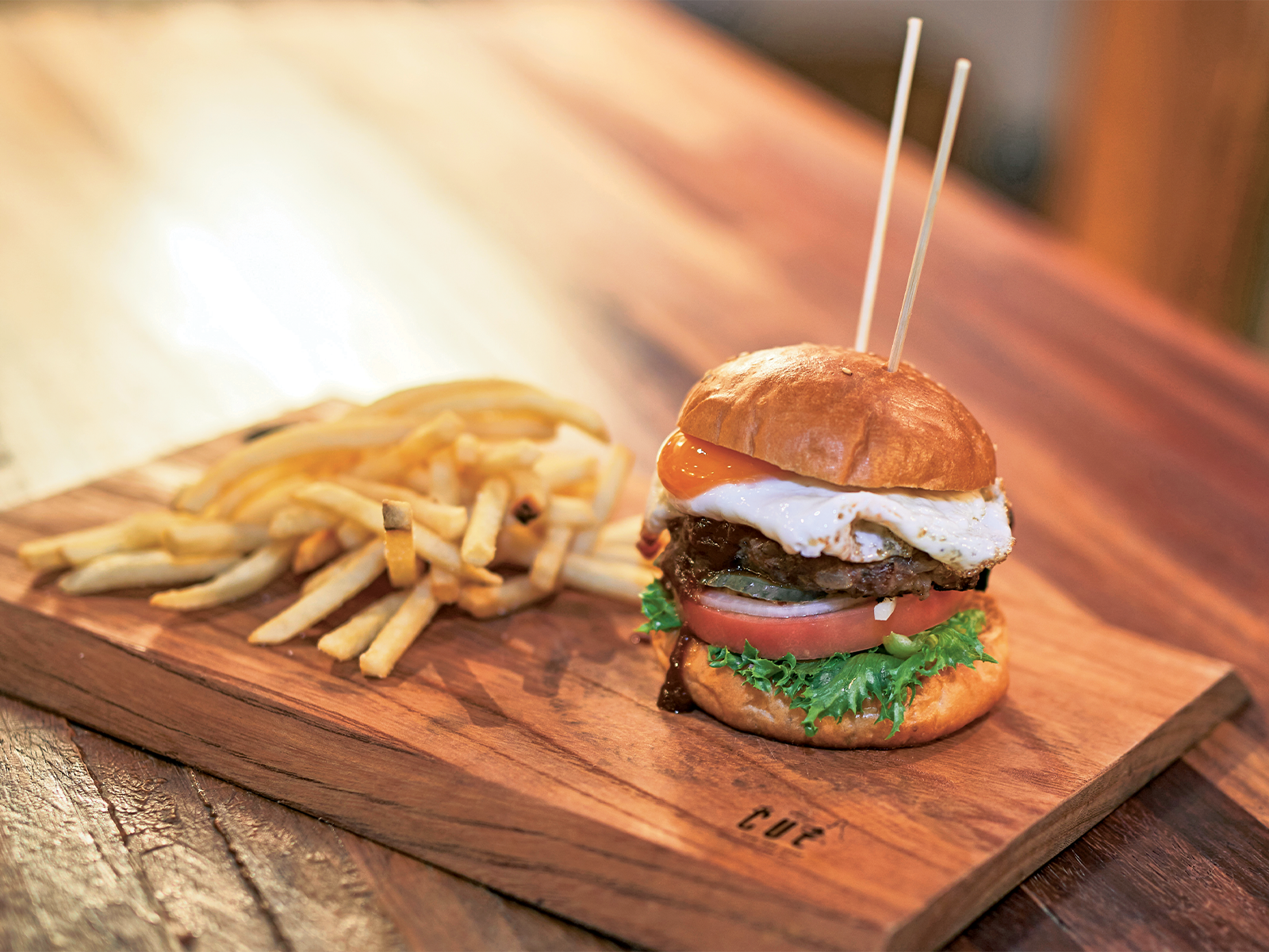 『the CUE』で提供されている「ジビエバーガー」。