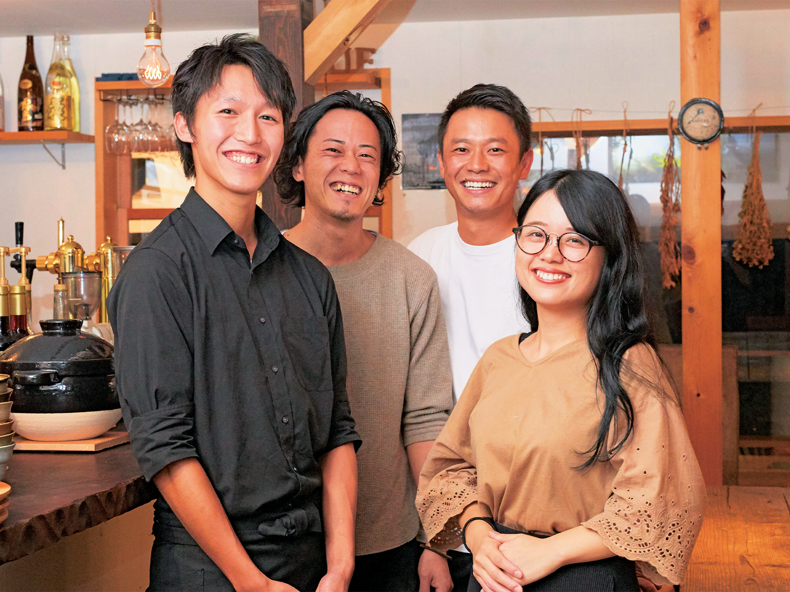 『the CUE』のスタッフメンバー。左から井上大吉さん、沖将勝さん、中村文雄さん、後亜沙美さん。
