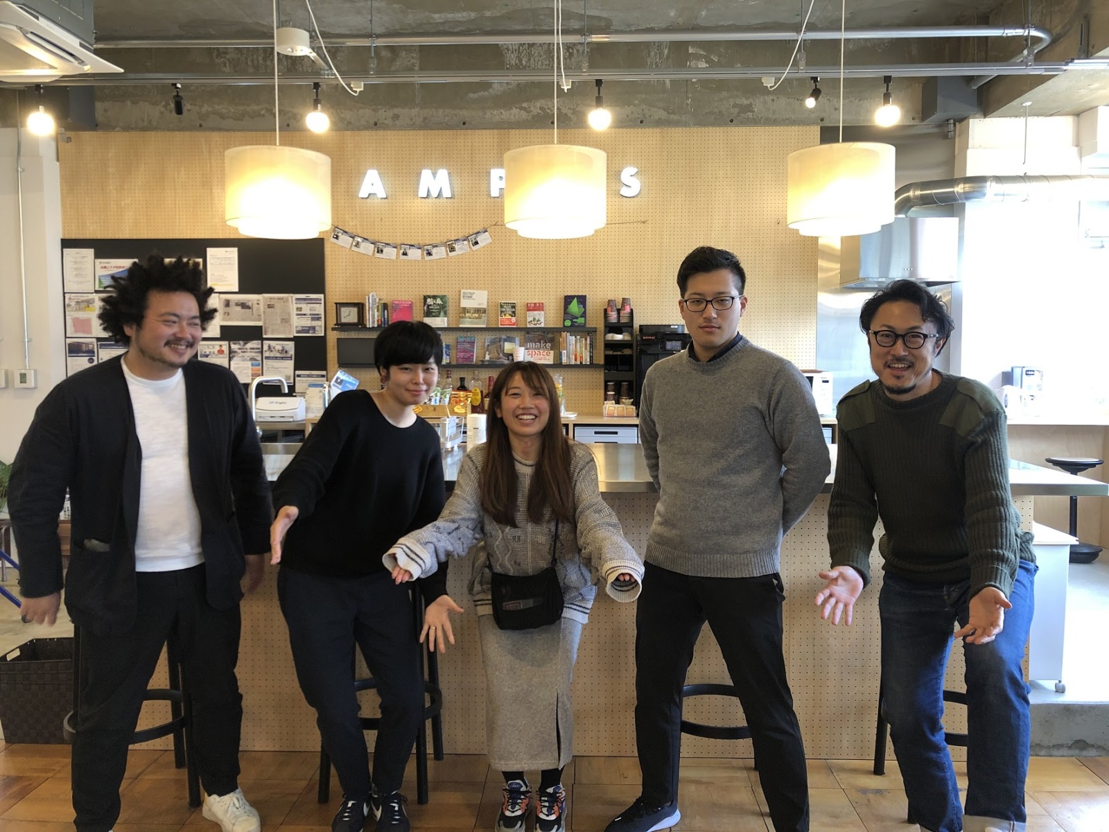 R-proで働くメンバーたちとの写真