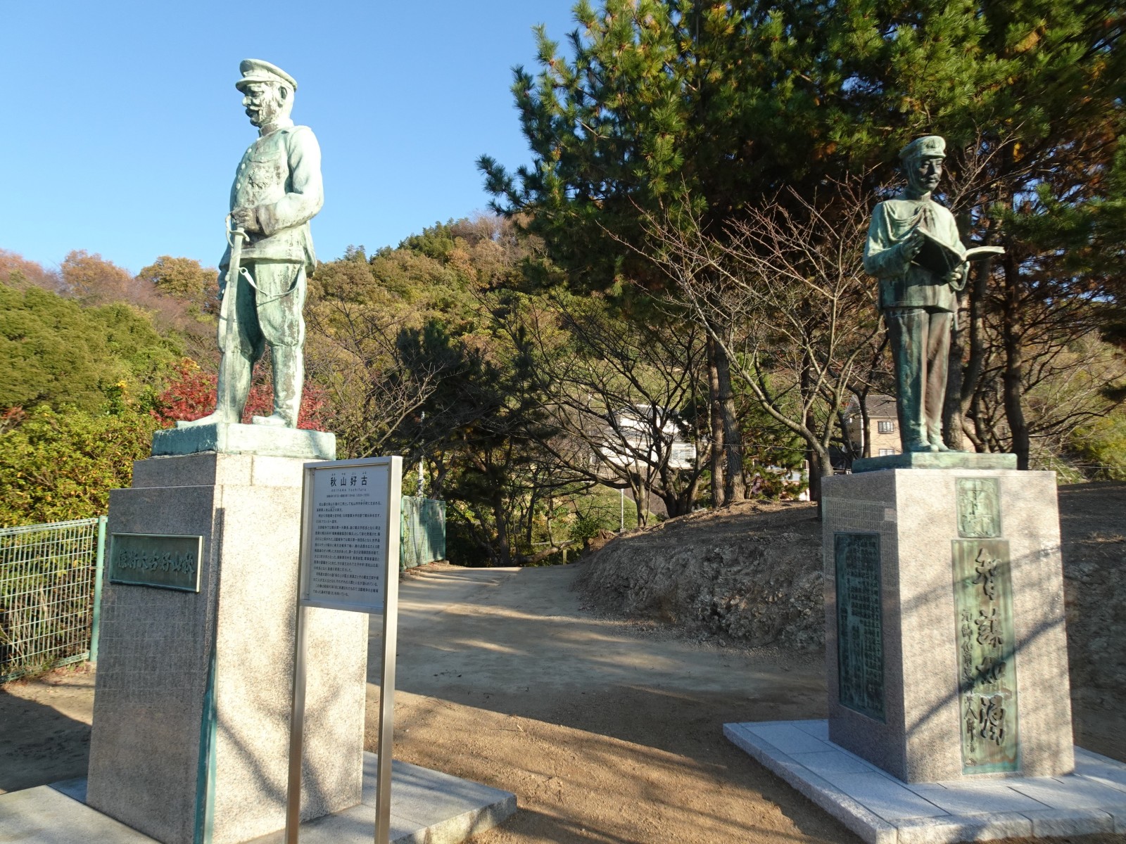 梅津寺駅から徒歩3分のところにある見晴山では、秋山好古・真之の兄弟銅像が見られる。写真提供:伊予鉄グループ