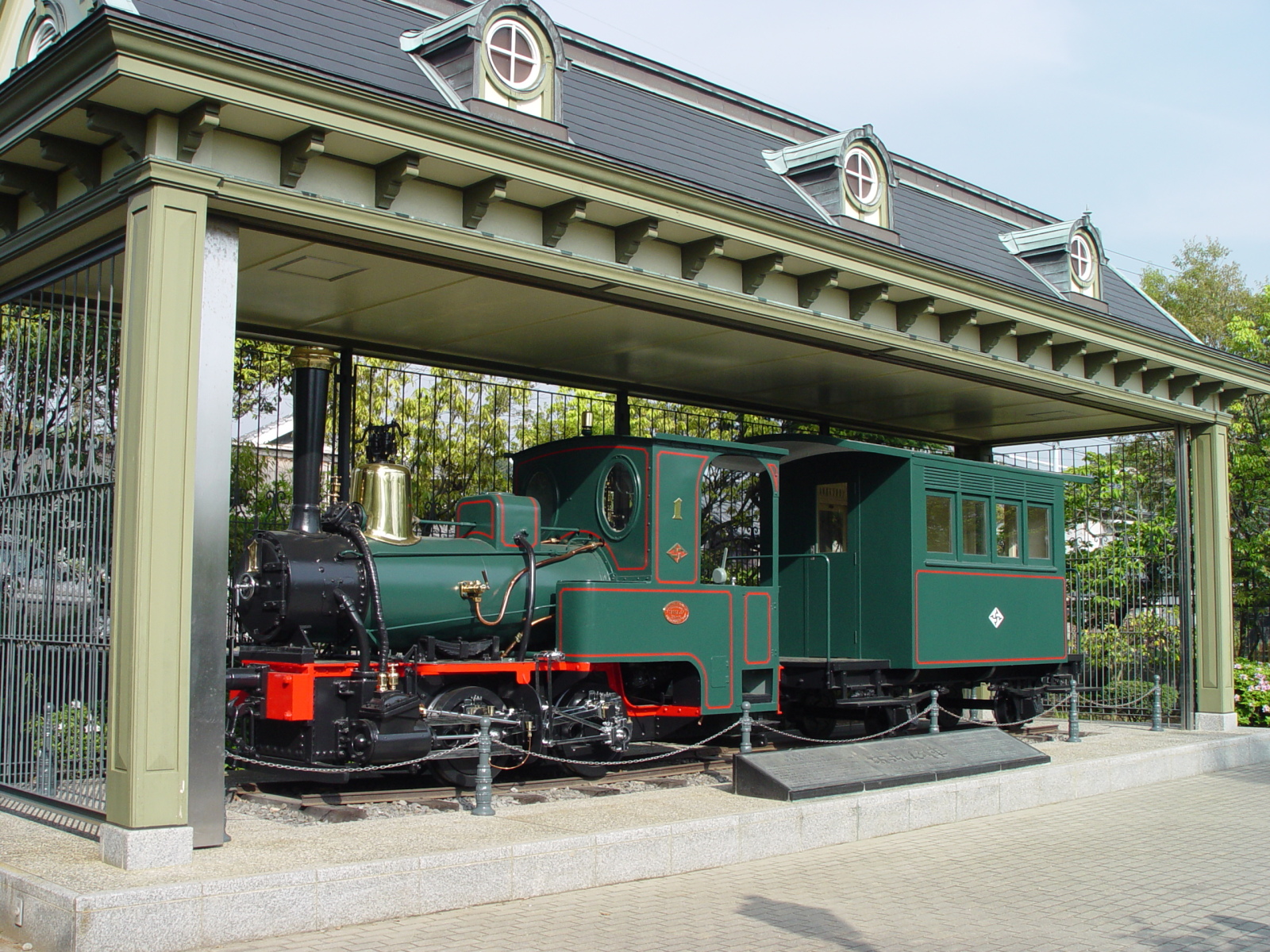 梅津寺公園には伊予鉄道1号機関車、通称「坊っちゃん列車」が展示されている。写真提供:伊予鉄グループ