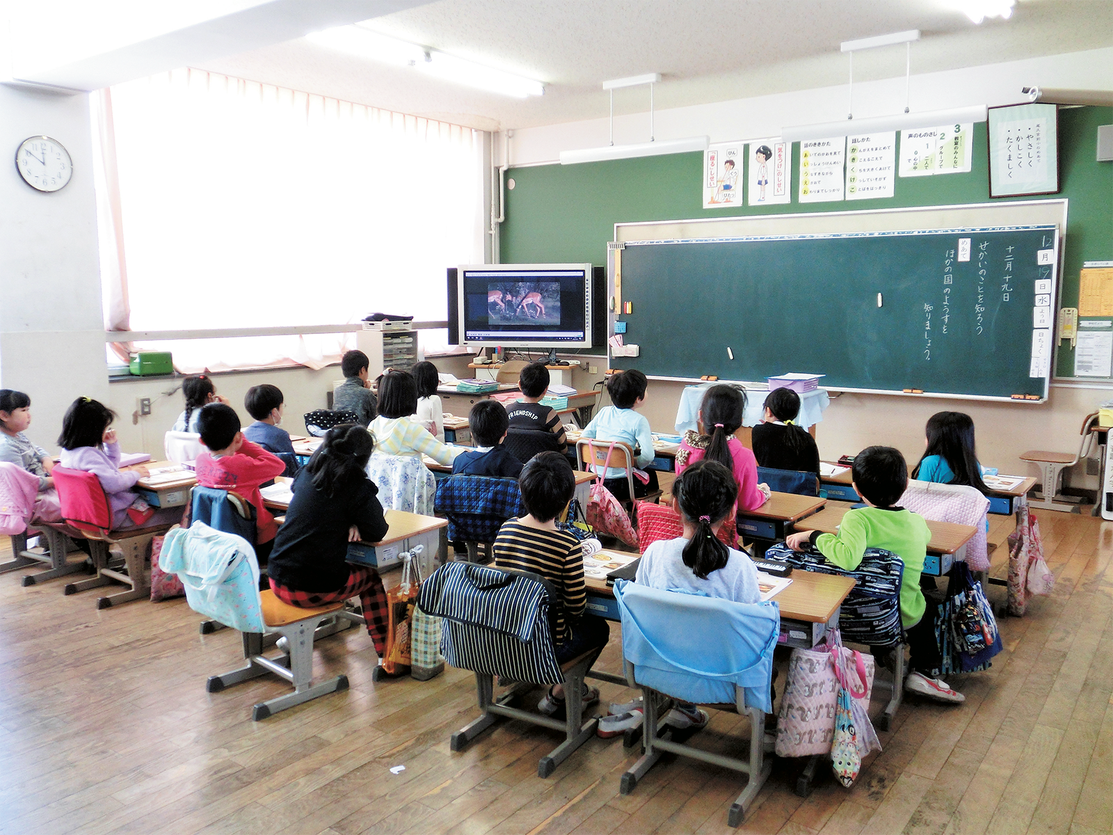 荒川区立尾久宮前小学校では、道徳教育の一環として、2年生を対象に「スマイル アフリカ プロジェクト」を知る授業が行われた。映像資料を観る児童たち。