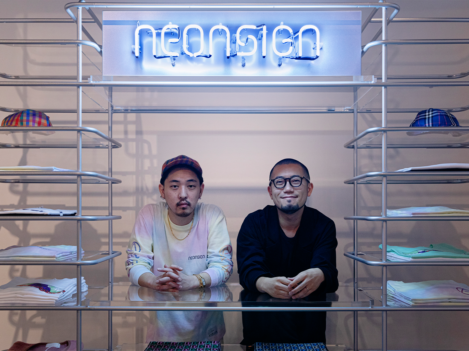 ディレクションを担当した10周年記念のポップアップストアにて、『NEONSIGN』の林飛鳥さんと。