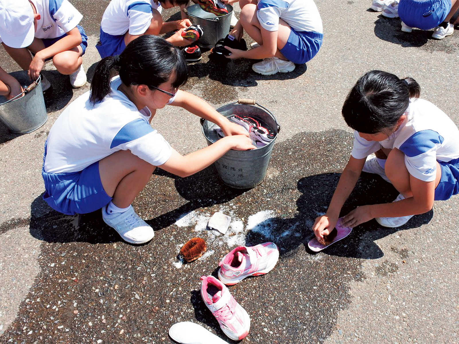 鯖江市惜陰小学校のシューズ回収活動。79人いる6年生が廃油石けんを使い、集まったシューズをていねいに洗った。