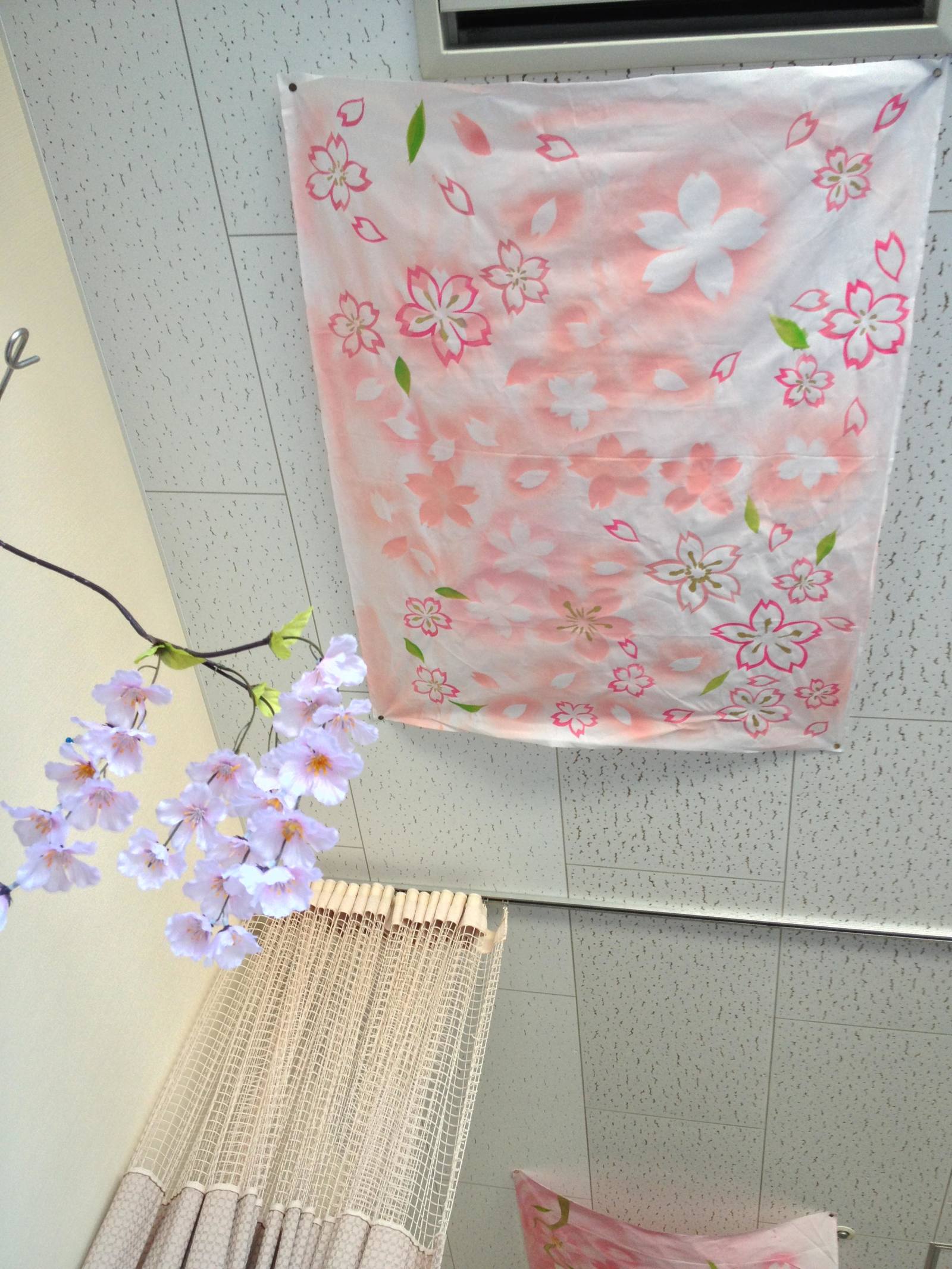 介護施設の天井に桜の絵を描いた写真