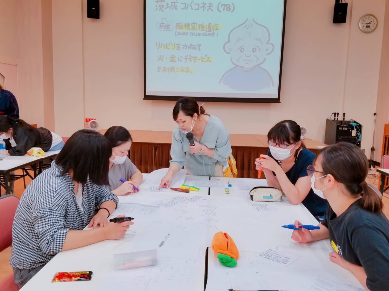 山﨑さんが講座をしている様子