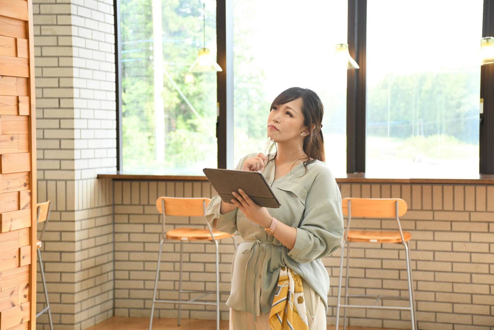 山﨑さんがグラレコをしている様子
