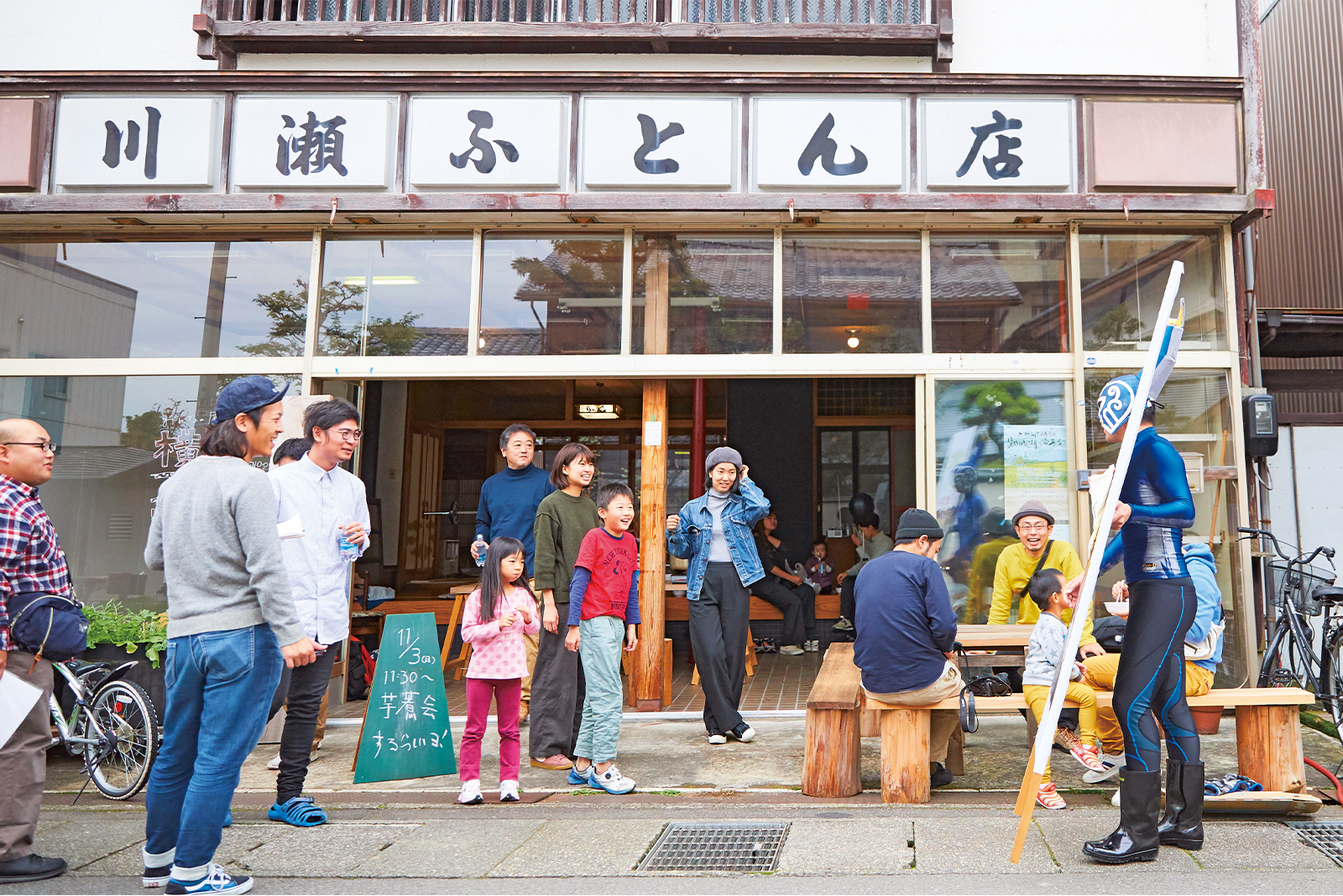 布団店だった建物を改装した地域拠点「横町スタジオ」。関西大学の学生たちが運営。
