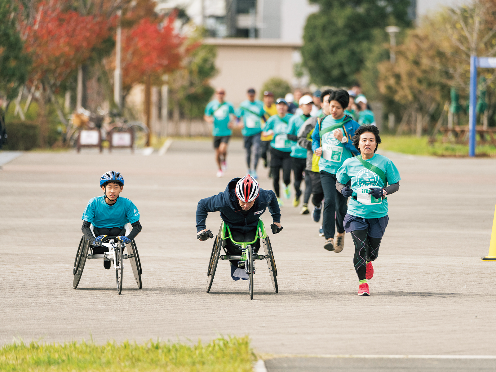 一般と車いすランナーがいっしょに走る大会。