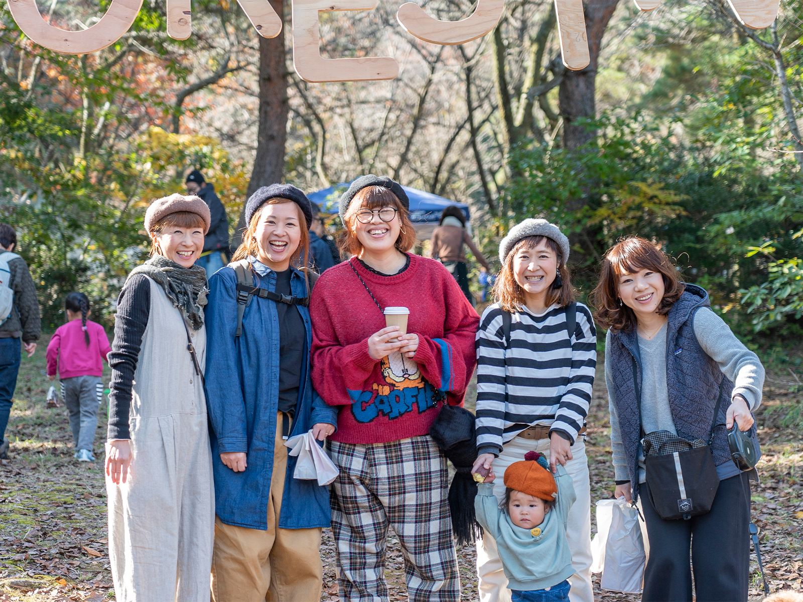 「FORESTIVAL」の文字の下で記念写真を撮る人多数。自然と笑顔に。