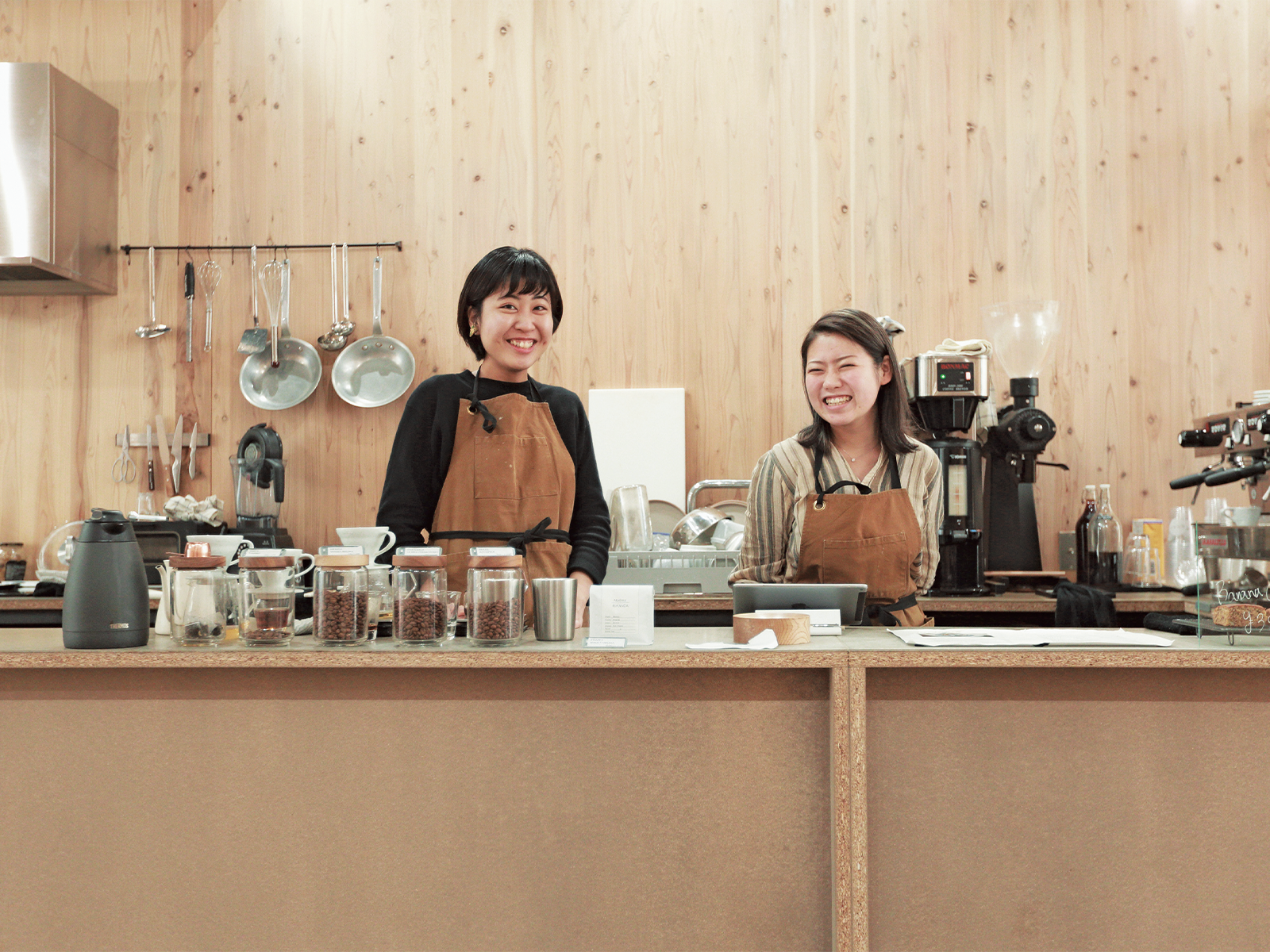 テナントではなく自社チームで運営するカフェ。豆は市内のロースターから。店内には屋内、半屋内、屋外、屋上など、さまざまな空間が。
