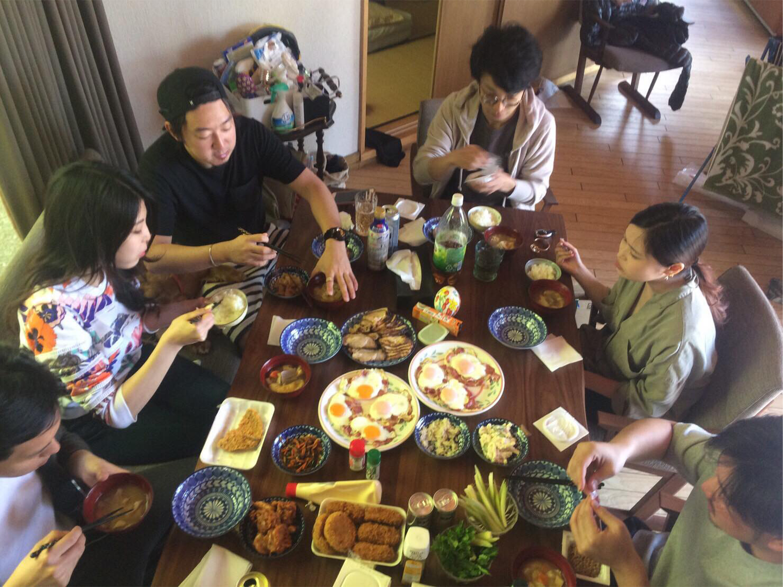 まだ「KitchHike」を利用したことはないのですが、私も先日「おうちごはん」をしました。ホームパーティーとは違い、目玉焼きやコロッケを食べます。笑