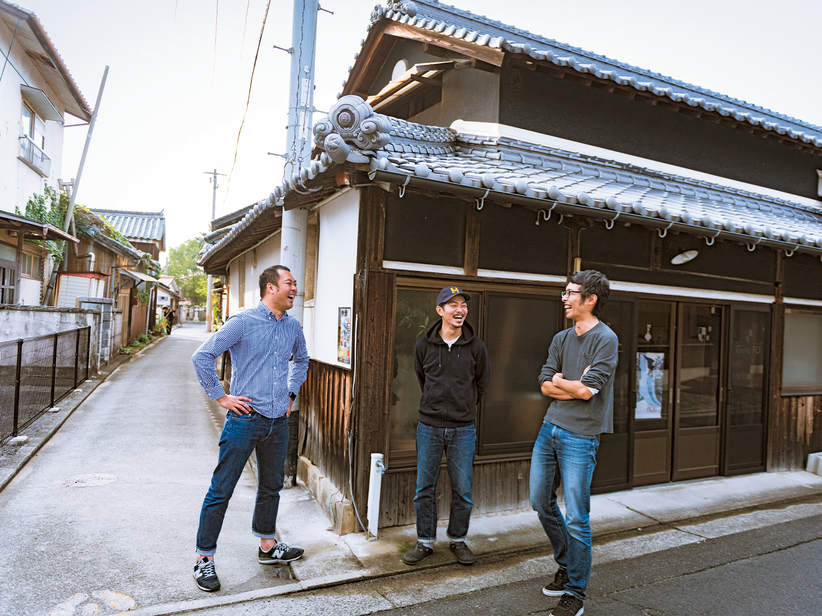 仁尾町の仲間と談笑する今川さん。