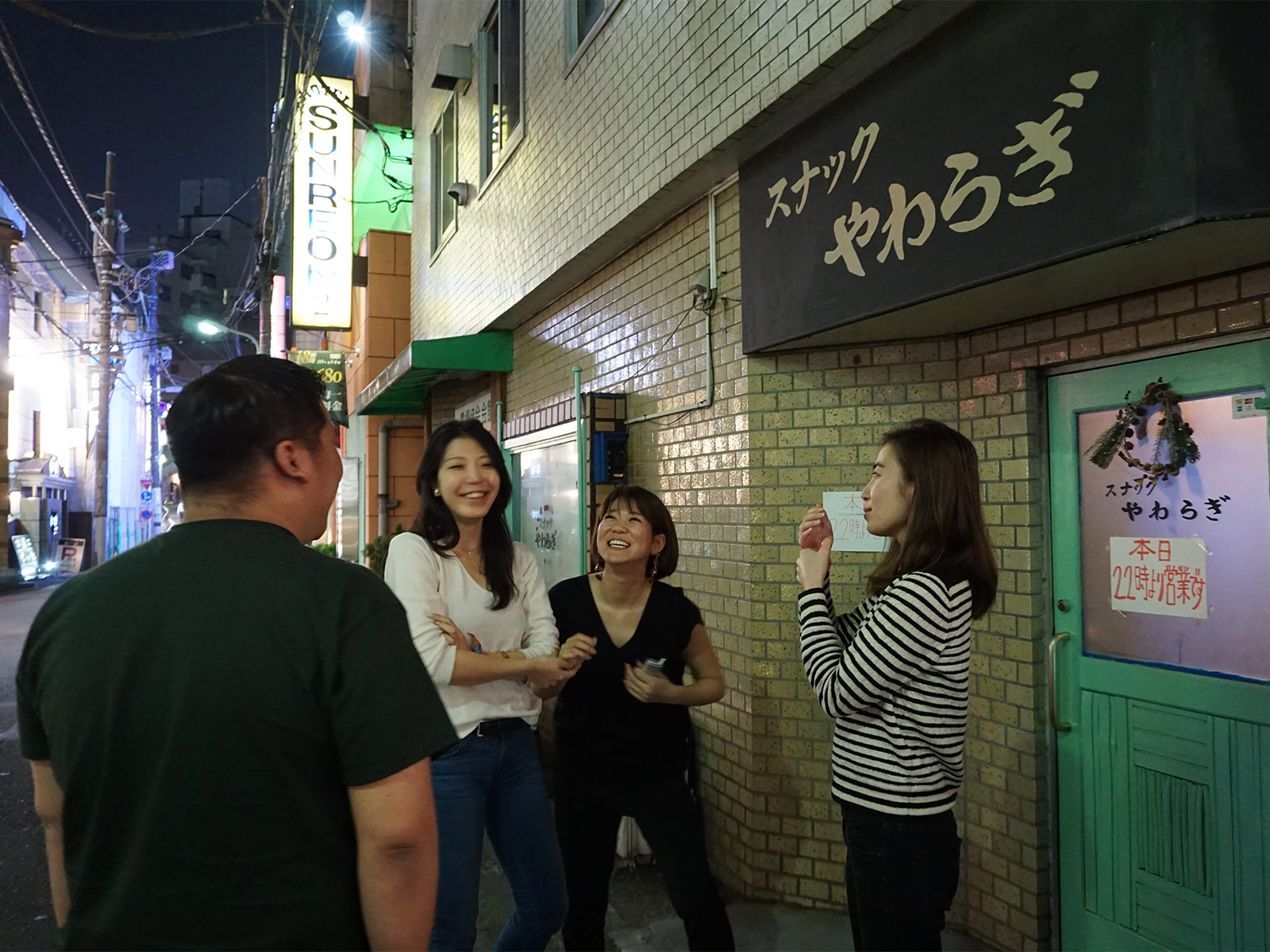 飲み終わった後も、ゆるりとワイワイ。この数分で「もう一軒行こうか」と盛り上がり、締めのラーメンに行くことも多い。ゆるく飲めるからラクなのに楽しい。