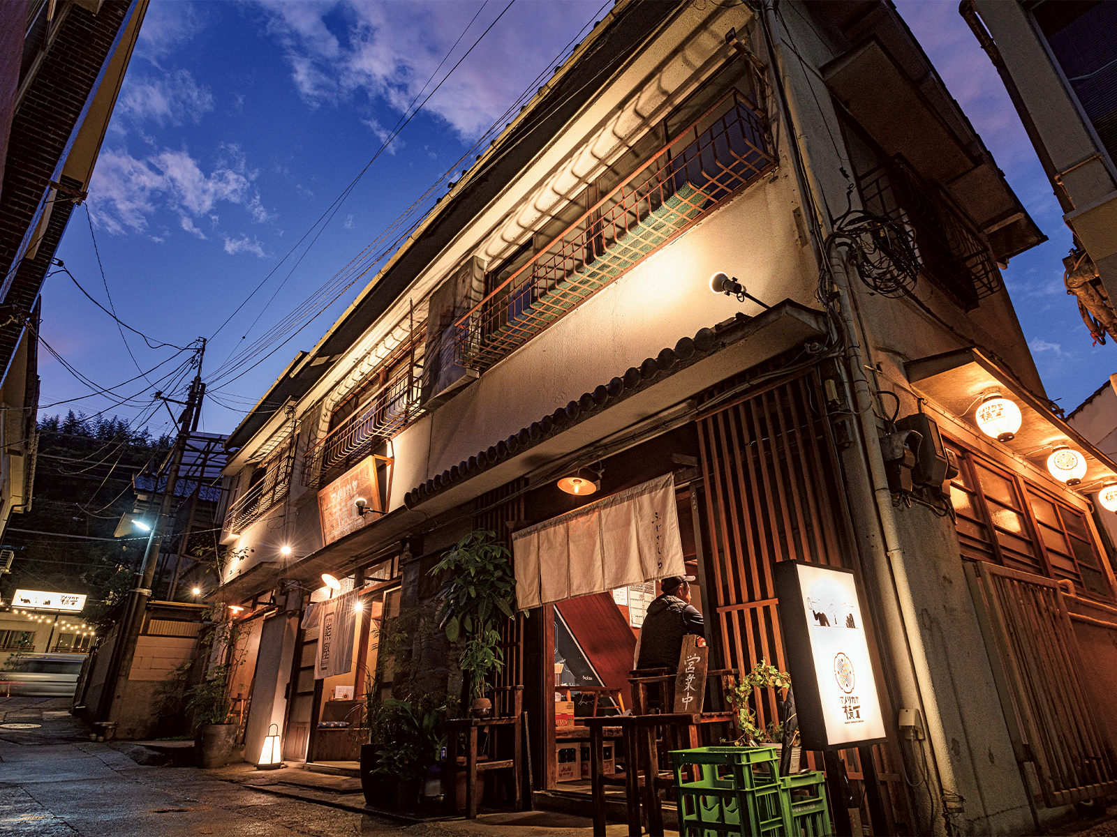 アメリカヤの正面にあった築70年以上の長屋型の飲み屋街。取り壊し予定だった建物を丸ごと借りてリノベし、「アメリカヤ横丁」として復活させた。古い建具や狭い中庭に“昭和感”が。